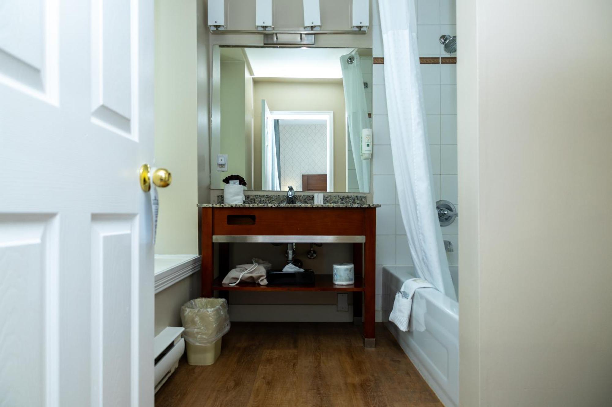 Quality Inn & Suites (Adults Only) Vancouver Zewnętrze zdjęcie